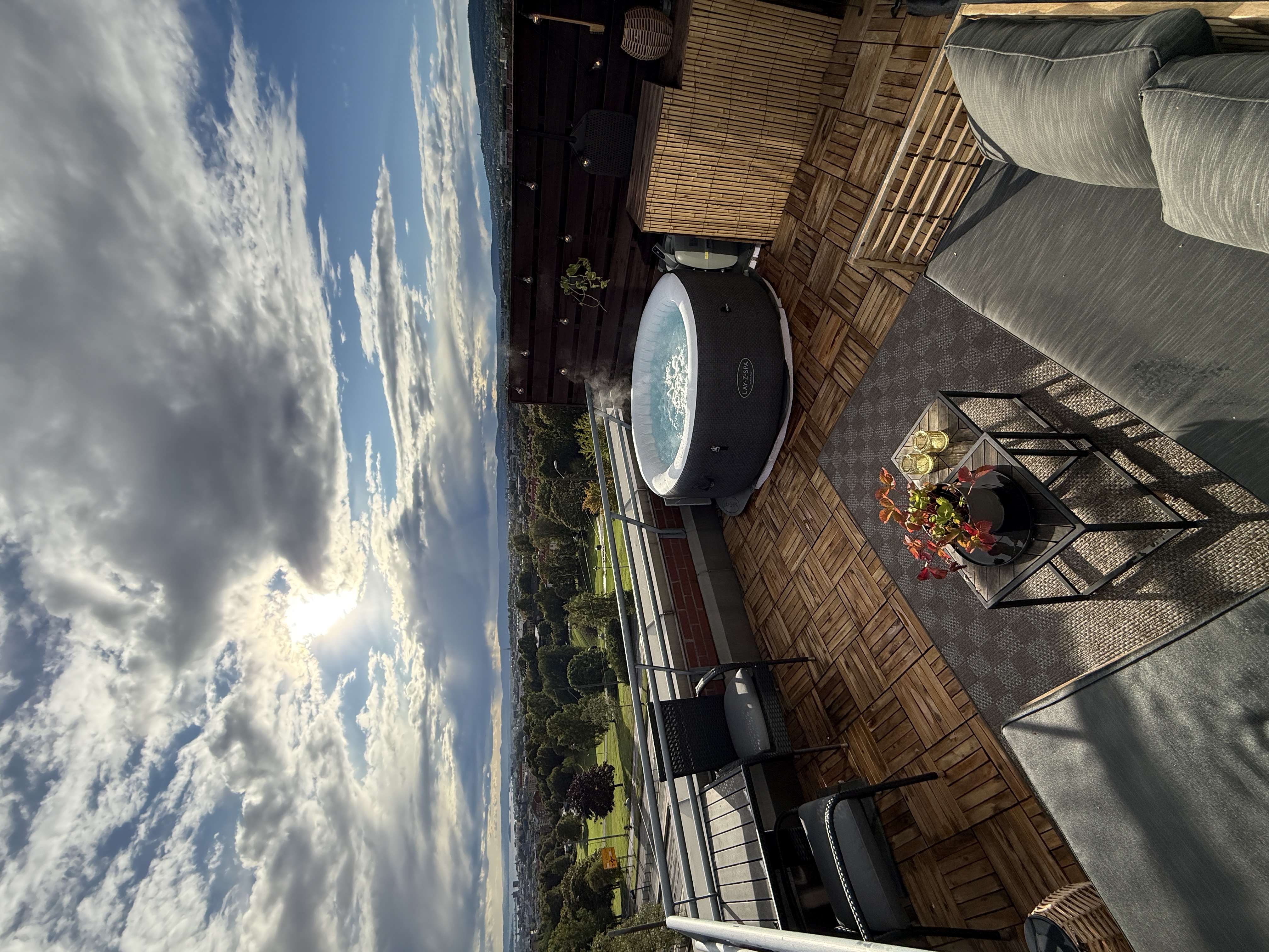 Toppleilighet med privat takterrasse og boblebad